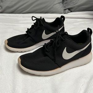 nike black roshe runs